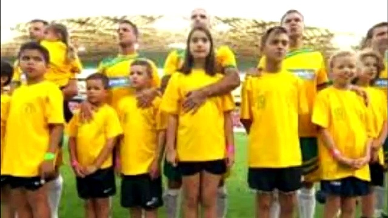 لاعب يتحرش بفتاة صغيرة أمام الكاميرا