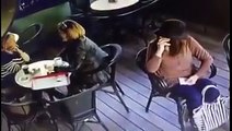ضبط فتاة حسناء أثناء محاولتها سرقة حقيبة امرأة بمقهى