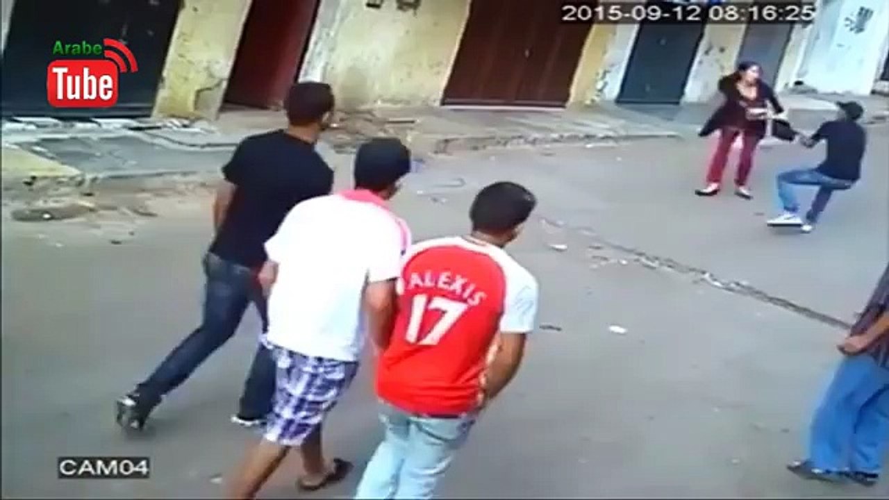 شاهد سرقة علنية في واضح النهار أمام أعين الناس وهم يتفرجون في مدينة فاس