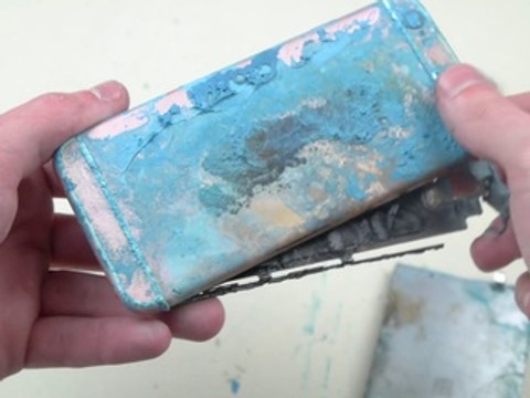 Plonger son iPhone 6S des des crayons en ébullition