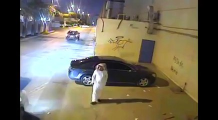 فيديو سرقة سيارة الشهرانى فى الرياض و مكافأة لمن يجد السارقين