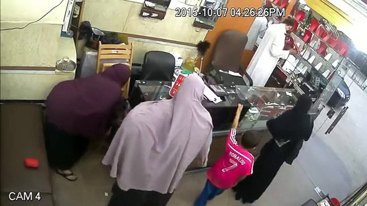 _لحظة سرقة سيدتان لمحل ذهب بالشرقية__
