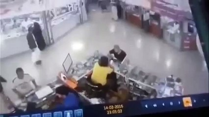 _سرقة جوال من داخل مجمع إشبيلية للاتصالات بالرياض السعودية__