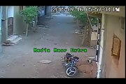 _بالفيديو.. كاميرا مراقبة ترصد سرقة دراجة بخارية في «160 ثانية»__