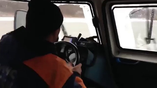 Accroché à un morceau de glace, un chien dérivant dans un fleuve gelé est miraculeusement secouru.