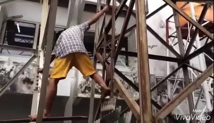 Dibujuk Puluhan Orang, Si Pemanjat Tower Setinggi 75 Meter Ini Turun