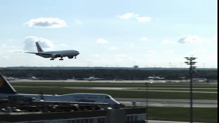 Spectacular Landing at Frankfurt Airport Boeing 777