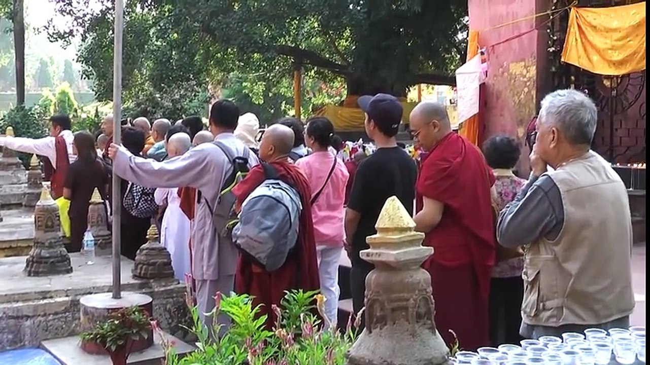 Bodhgaya Mahabodhi temple  Clothes changing session