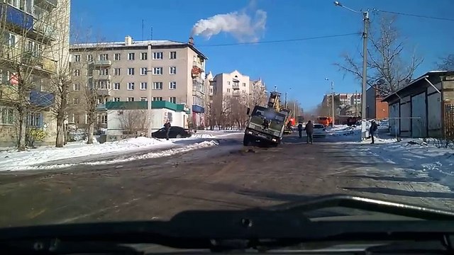 Чита. КамАЗ провалился на дороге (13.02.2016 г.)