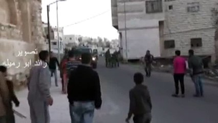 جيش الاحتلال ينكل بفلسطيني مقعد في الخليل