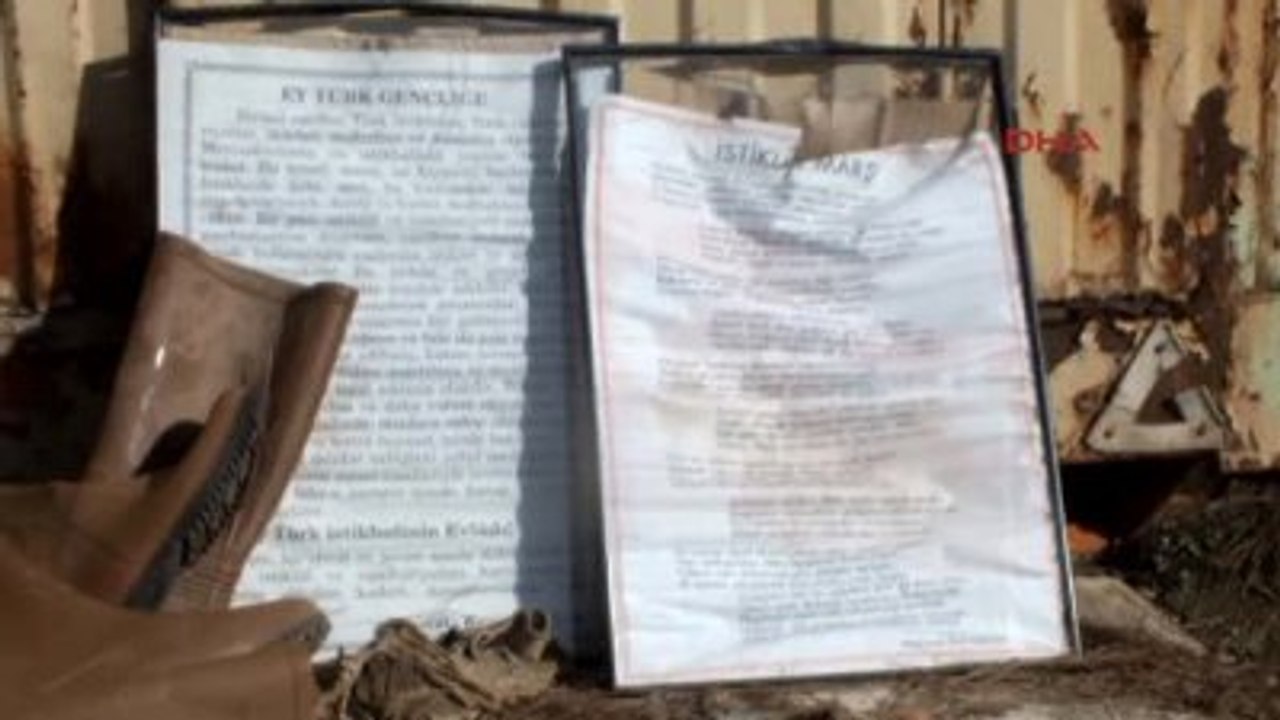 İstiklal Marşı ve Gençliğe Hitabe Panolarının Çöp Gibi Atılması Tepki Topladı