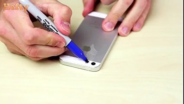 N-o să îți vină să crezi de ce desenează acest om pe blițul telefonului cu un marker! O să faci la fel!