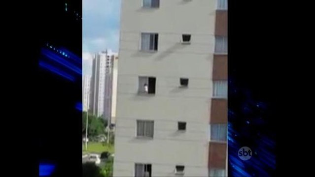 DF: Bebê é flagrado andando em parapeito de janela do 3º andar