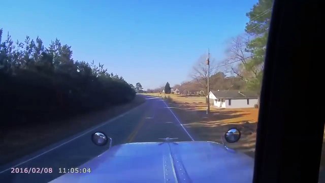 Как водитель фуры дом снес