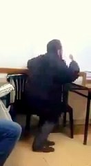 3d sanal gerçeklik ile at yarışında hissi yaşayan adam