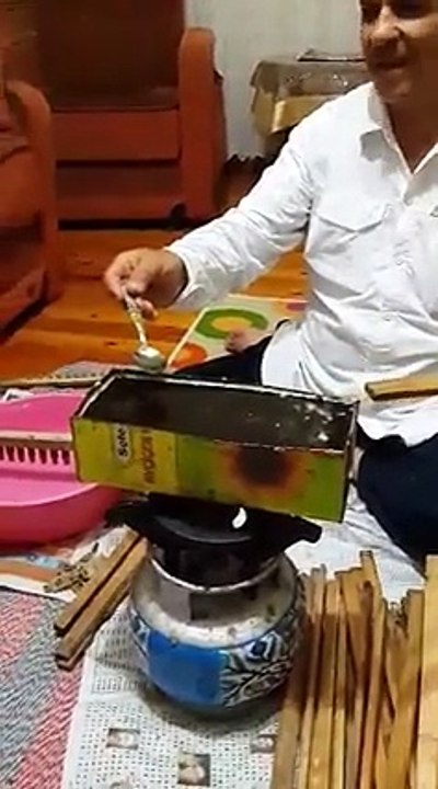Δείτε πως φτιάχνει βέργες για βασιλοτροφία: Πατέντα μελισσοκόμου με αγνό κερί