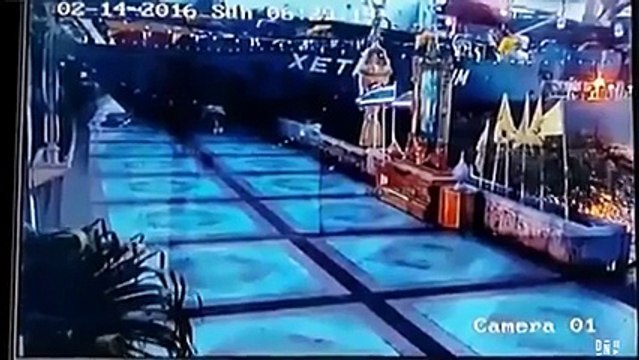 Un bateau fonce dans un port et détruit le ponton