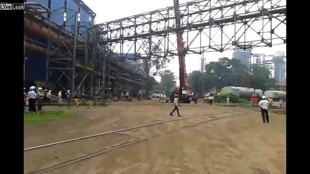 Accident de grue : Une grue cède sous le poids de son chargement