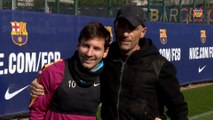 Messi aceita 'desafio' de cantor e faz golaço em treino do Barça