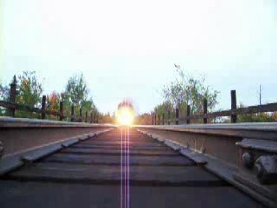 un gars qui se film sous un train a ne pas faire chez soi