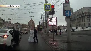 В центре Тулы невеста избила жениха букетом и сбежала со свадьбы