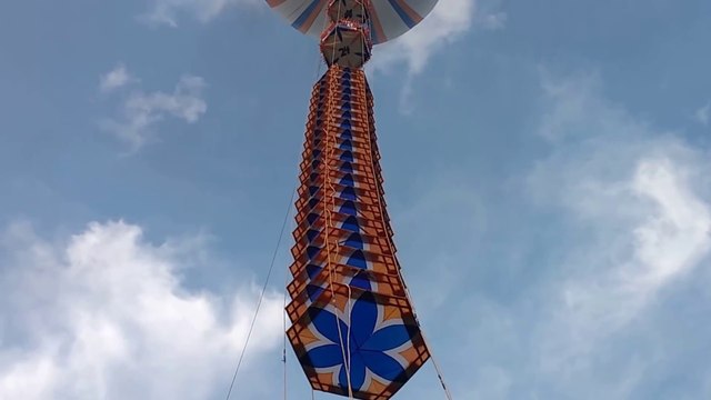 Des milliers de feux d'artifice accrochés à une montgolfière explosent dans le ciel