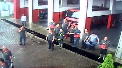 Karadeniz'de dev dalgalar sahile taştı, itfaiyeciler böyle kaçıştı