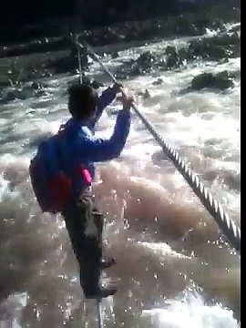 Un enfant risque sa vie tout les jours pour aller à l'école au Pakistan -Chemin périlleux