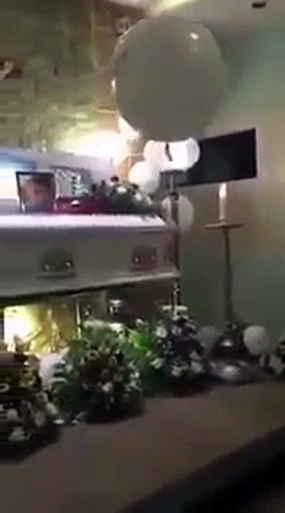 Mystère : un ballon vole du cercueil d'un enfant décédé jusqu'à sa maman pendant son enterrement.