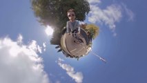 Il se film à 360° pendant une balade à vélo et on a l'impression qu'il vit dans un monde miniature