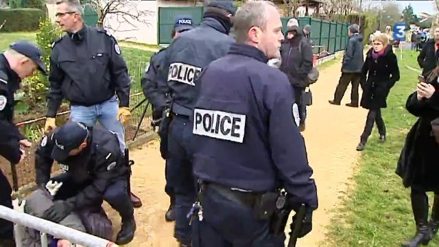 Arrestation musclée d'une militante de 72 ans