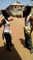 Vidéo:Bagarre entre deux Gambiennes ivres à (mourir de rire). Regardez