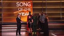 Highlights 2016 Grammys_ Tori Kelly unamused by Taylor Swift _ Daily Mail Online