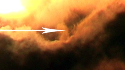 Огромный НЛО прячется в облаке