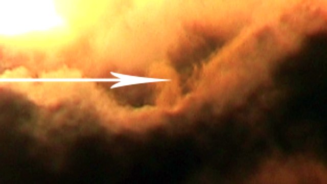 Огромный НЛО прячется в облаке