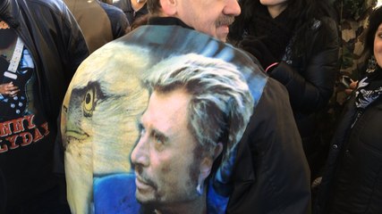 Devant l'Arena Loire, les fans attendent Johnny Hallyday