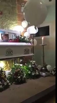 Elle filme l'esprit de son fils décédé qui vient la réconforter dans son deuil au travers d'un ballon d'hélium