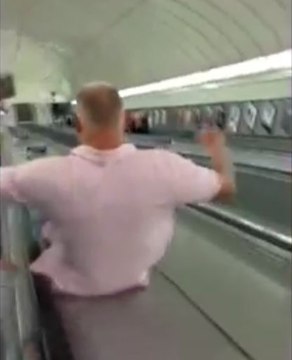 Epica caída en escaleras mecánicas del metro londinense