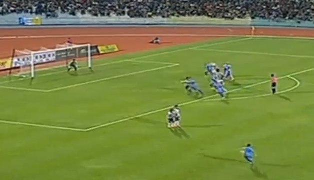 Un coup franc à l'effet encore plus délirant que Roberto Carlos !