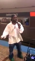 Un SDF chante du EMINEM dans la rue