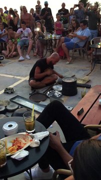 Ce batteur de rue est le meilleur batteur de techno du monde