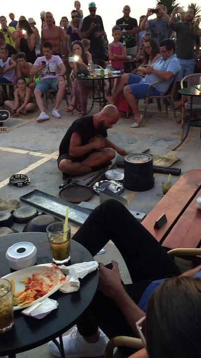 Ce batteur de rue est le meilleur batteur de techno du monde