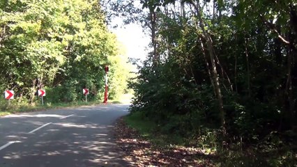 Une Opel Agila qui fait le bruit d'une voiture de course - T