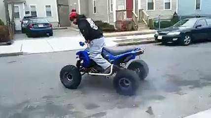 Chute humiliante en pleine rue sur un Quad