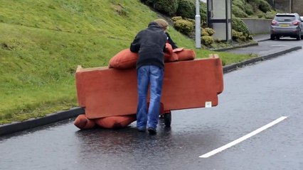 Deux irlandais déménagent… complètement ivres!