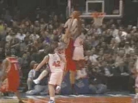 20-11-2006 - Nate Robinson Blocks Yao Ming