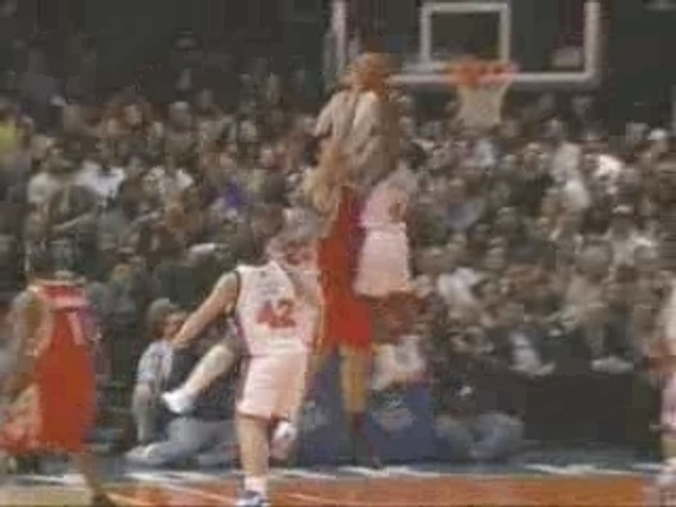 20-11-2006 - Nate Robinson Blocks Yao Ming