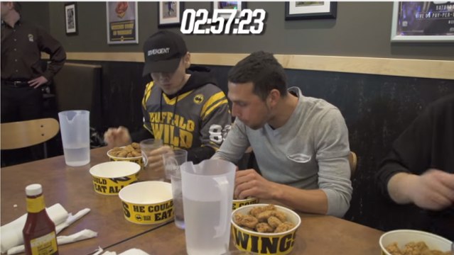 Le plus grand mangeur du monde participe à un concours avec des amateurs