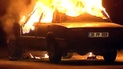 Polis çevirmesine takıldı, yanmaktan kıl payı kurtuldu