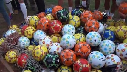 Futbolun ustaları, Batman'da yüzlerce top dağıttı